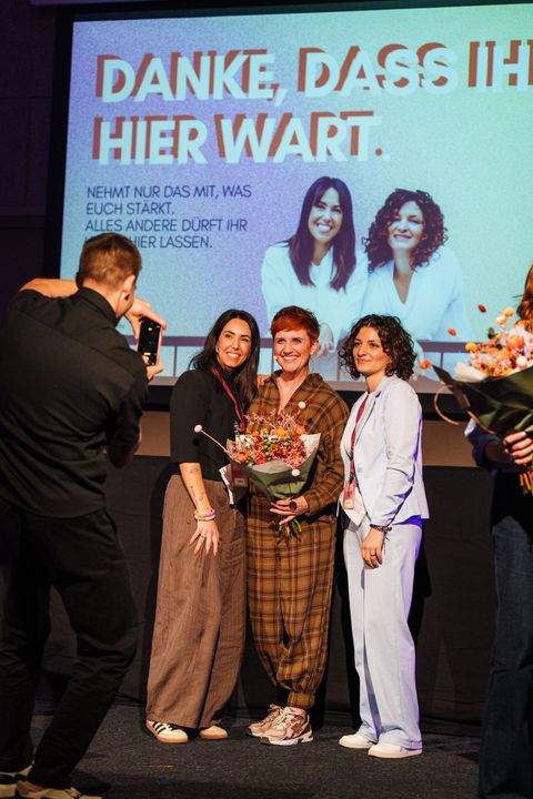 Die Gruenderinnen beim Danke-Moment auf der Buehne